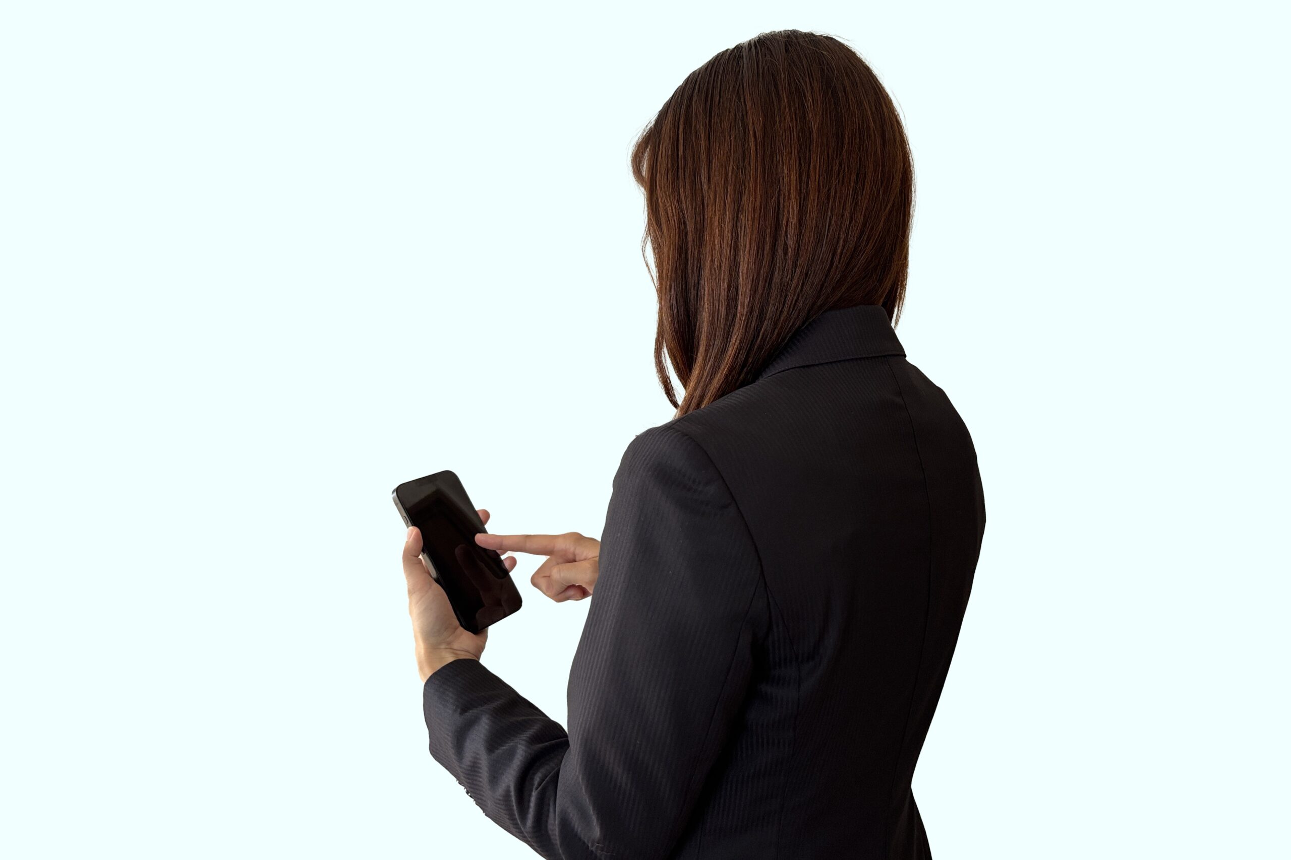 休職・退職に関する制度をスマートフォンで調べる女性